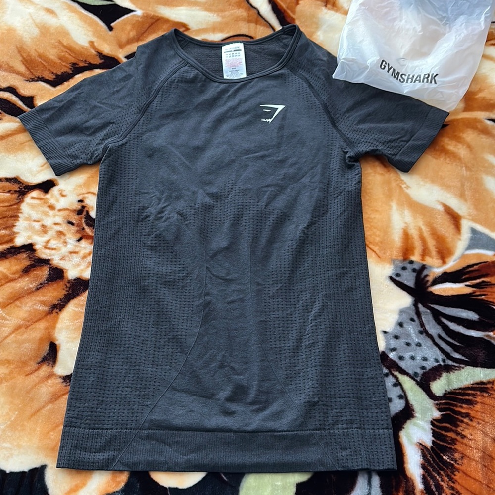 Vital Seamless 2.0 T-shirt. Medium size, brand new. Black in color. Breathable.
